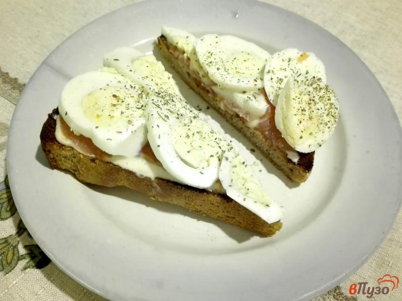 Фото приготовление рецепта: Тосты с семгой и яйцами шаг №5