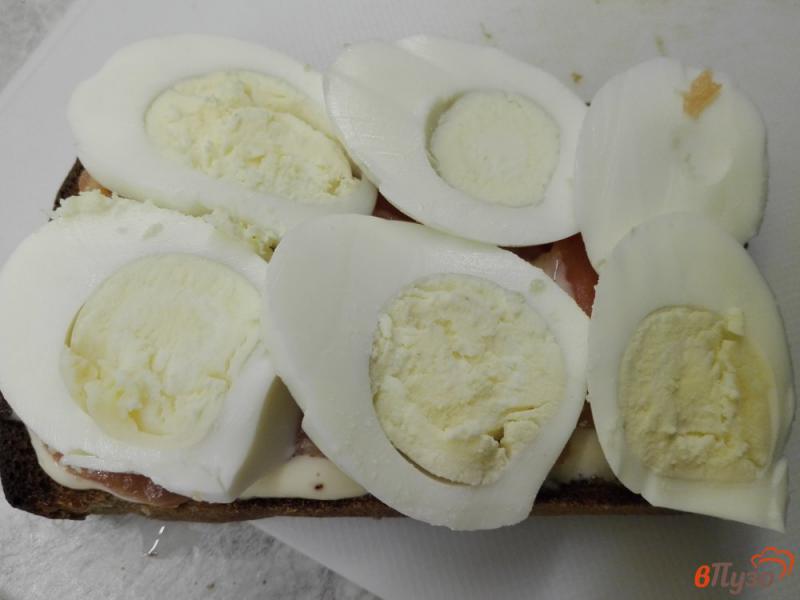 Фото приготовление рецепта: Тосты с семгой и яйцами шаг №4