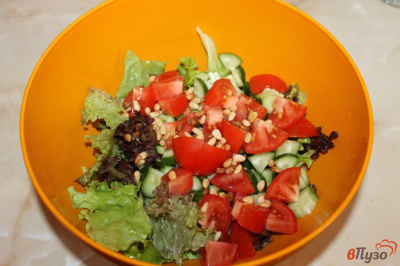 Фото приготовление рецепта: Салат из овощей с твердым сыром и орешками шаг №4