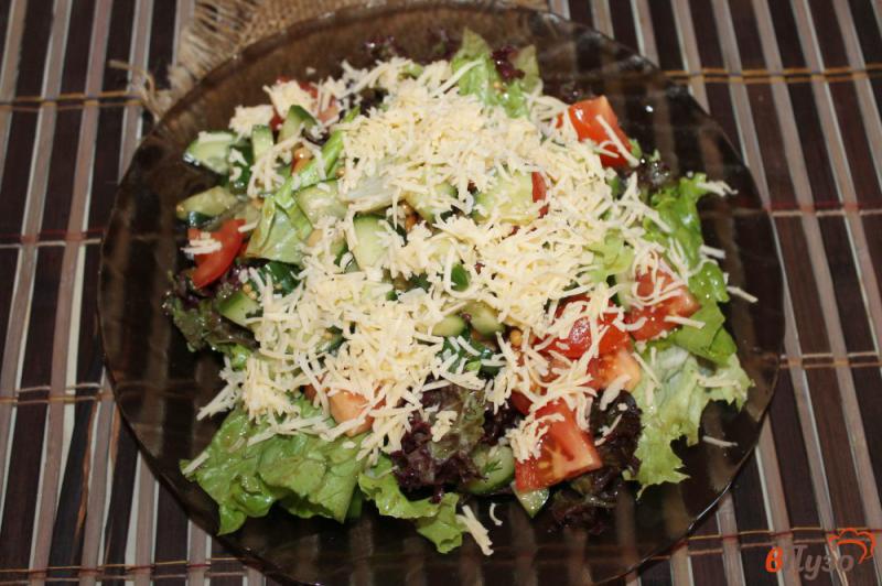 Фото приготовление рецепта: Салат из овощей с твердым сыром и орешками шаг №6
