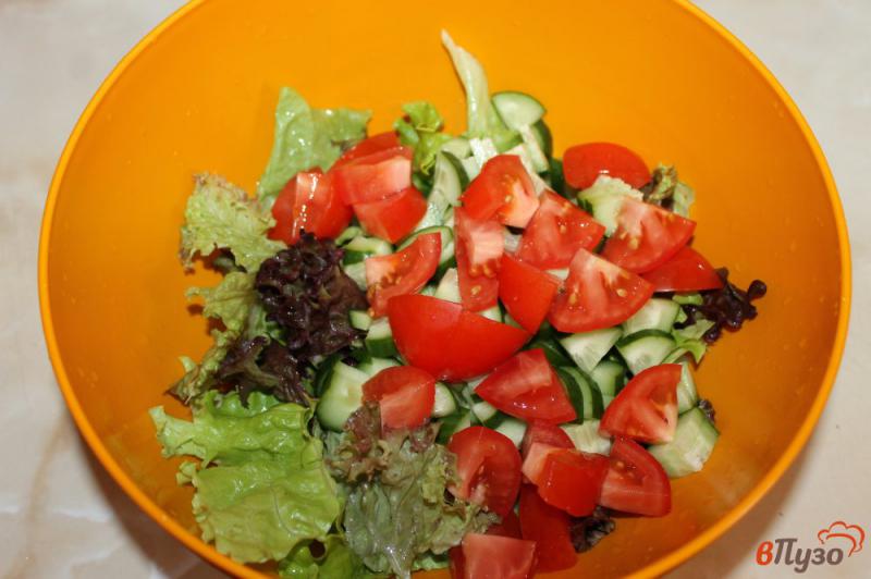 Фото приготовление рецепта: Салат из овощей с твердым сыром и орешками шаг №3