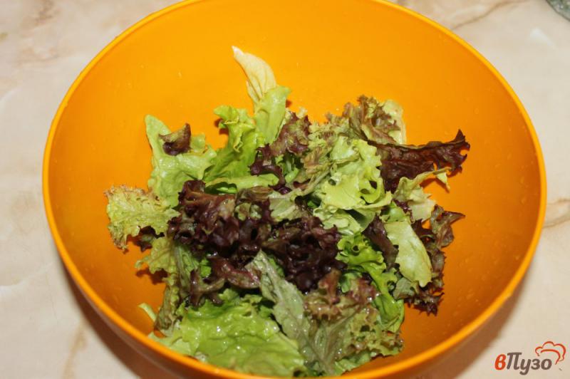 Фото приготовление рецепта: Салат из овощей с твердым сыром и орешками шаг №1
