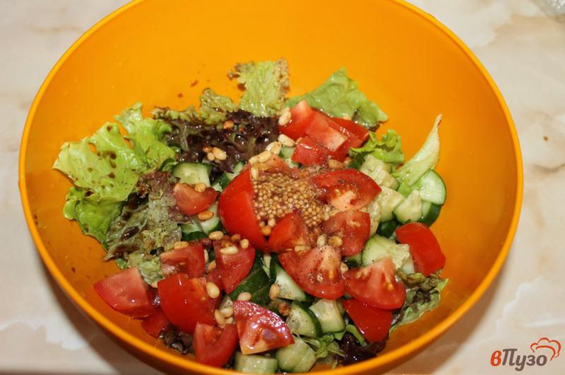 Фото приготовление рецепта: Салат из овощей с твердым сыром и орешками шаг №5