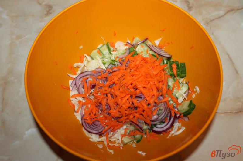 Фото приготовление рецепта: Салат из капусты, моркови и огурца шаг №4