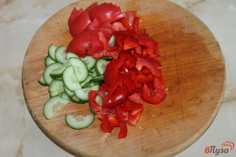 Фото приготовление рецепта: Микс салат с перцем и огурцом шаг №2