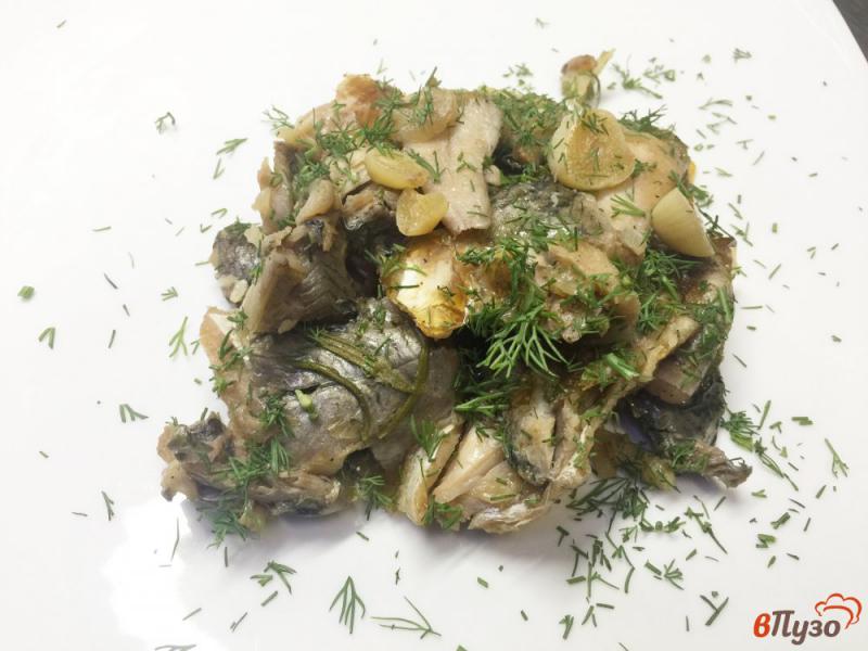 Фото приготовление рецепта: Рыба запеченная в соевом соусе с луком и чесноком шаг №6
