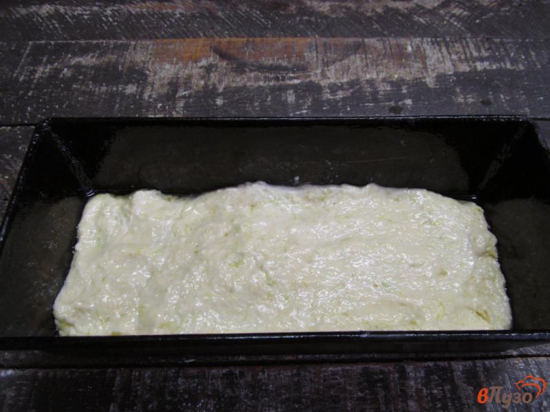 Фото приготовление рецепта: Сладкий хлеб с кабачком и лимоном шаг №5