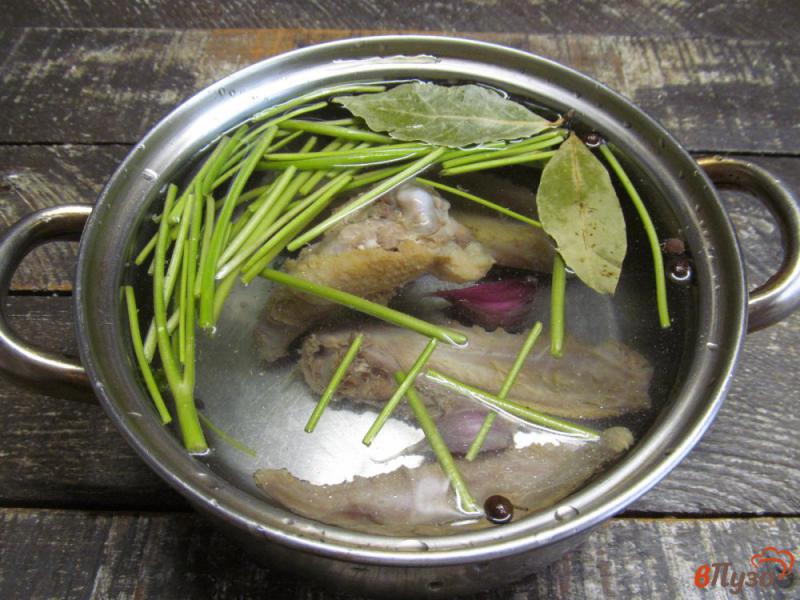 Фото приготовление рецепта: Капустный суп с грибами и томатом шаг №1