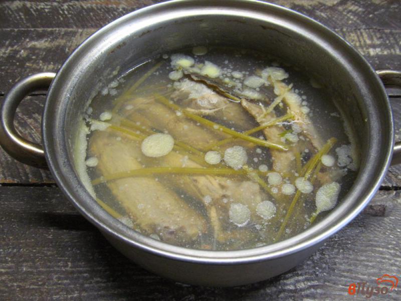Фото приготовление рецепта: Капустный суп с грибами и томатом шаг №2