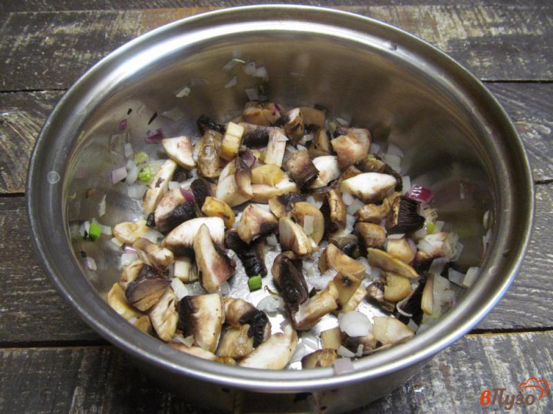 Фото приготовление рецепта: Капустный суп с грибами и томатом шаг №3
