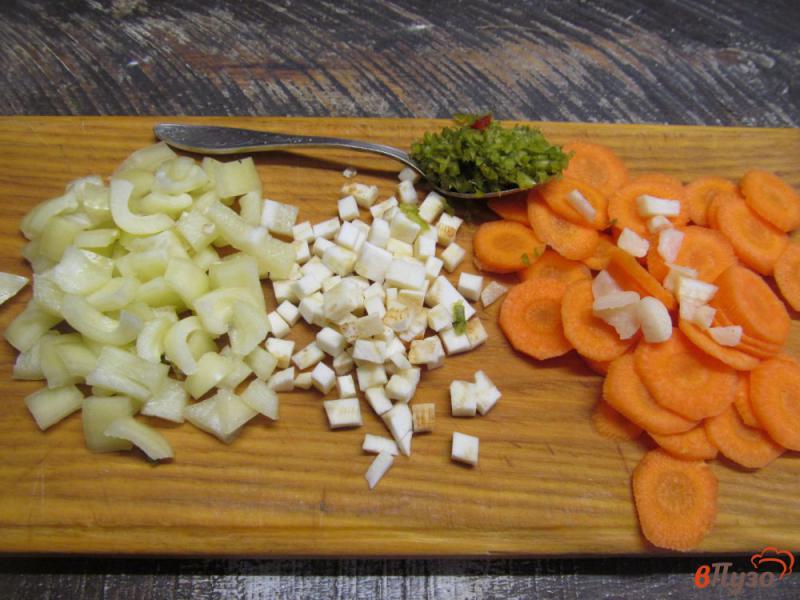Фото приготовление рецепта: Капустный суп с грибами и томатом шаг №4
