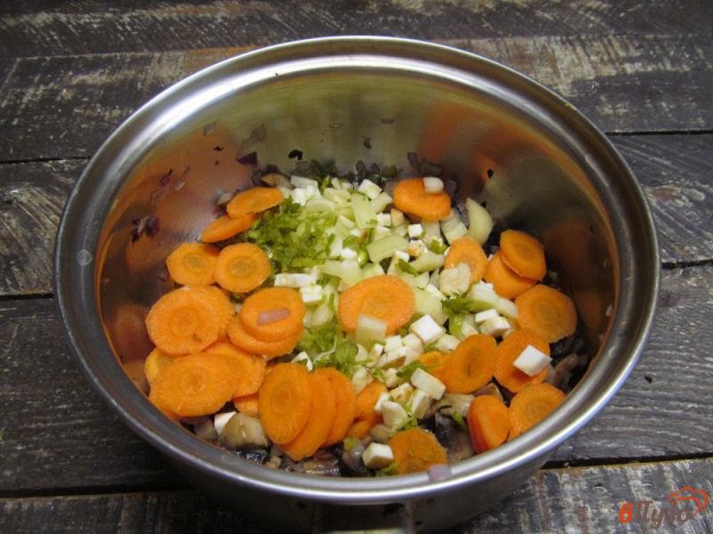 Фото приготовление рецепта: Капустный суп с грибами и томатом шаг №5