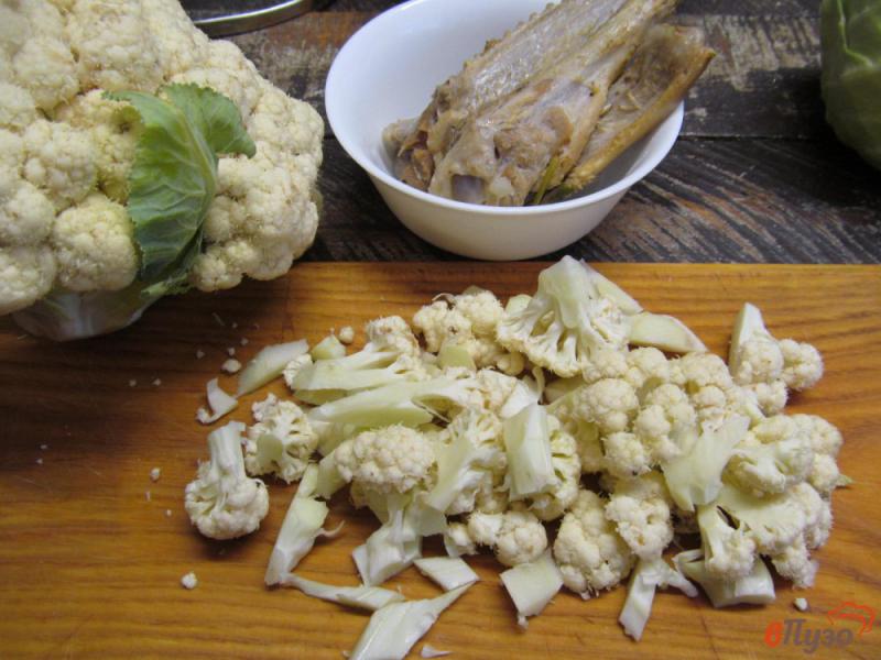 Фото приготовление рецепта: Капустный суп с грибами и томатом шаг №7