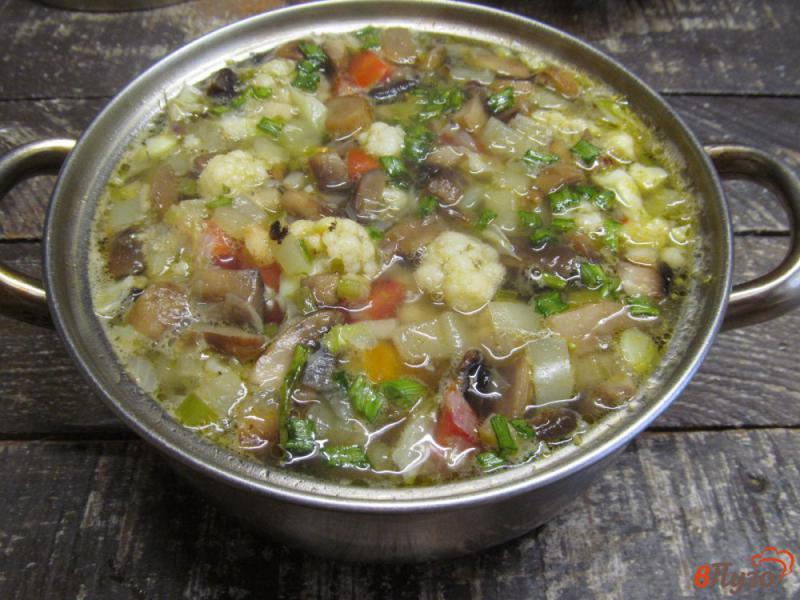 Фото приготовление рецепта: Капустный суп с грибами и томатом шаг №9