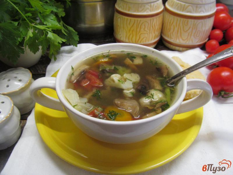 Фото приготовление рецепта: Капустный суп с грибами и томатом шаг №11