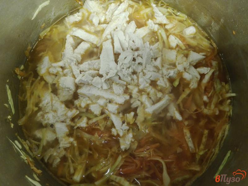 Фото приготовление рецепта: Капустный суп со щавелем и перловой крупой шаг №4