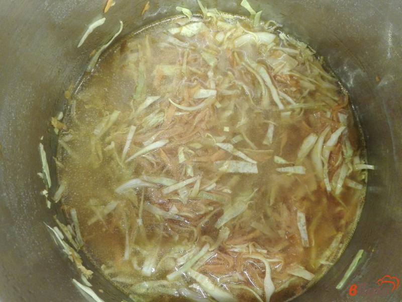 Фото приготовление рецепта: Капустный суп со щавелем и перловой крупой шаг №3