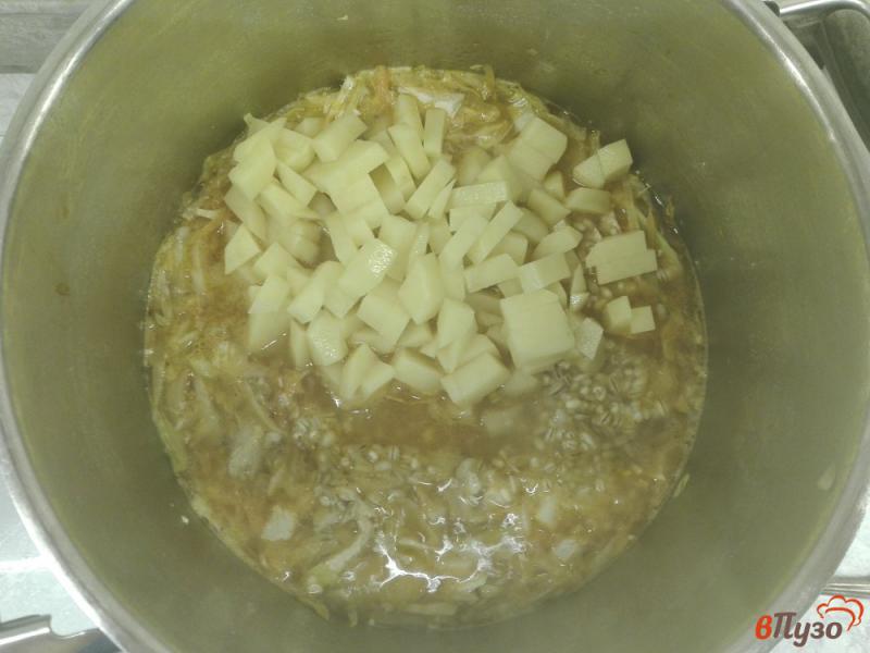 Фото приготовление рецепта: Капустный суп со щавелем и перловой крупой шаг №6