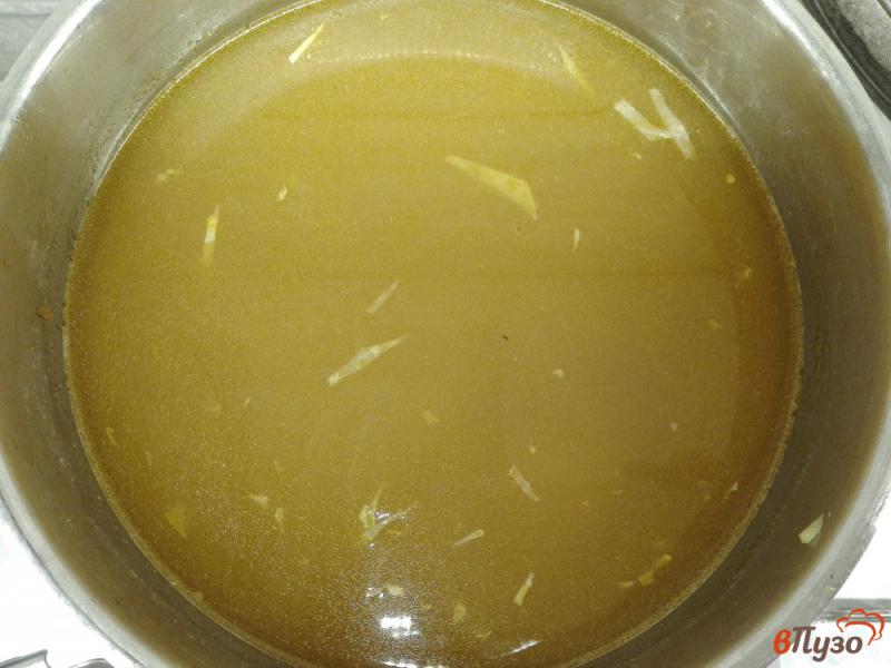 Фото приготовление рецепта: Капустный суп со щавелем и перловой крупой шаг №7