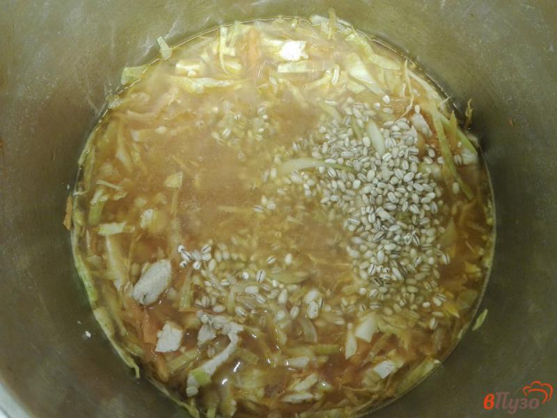 Фото приготовление рецепта: Капустный суп со щавелем и перловой крупой шаг №5