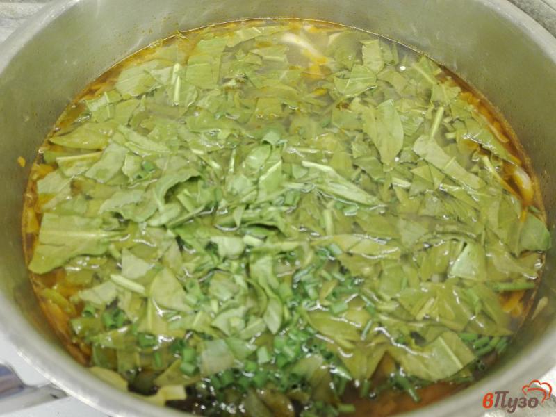 Фото приготовление рецепта: Капустный суп со щавелем и перловой крупой шаг №9