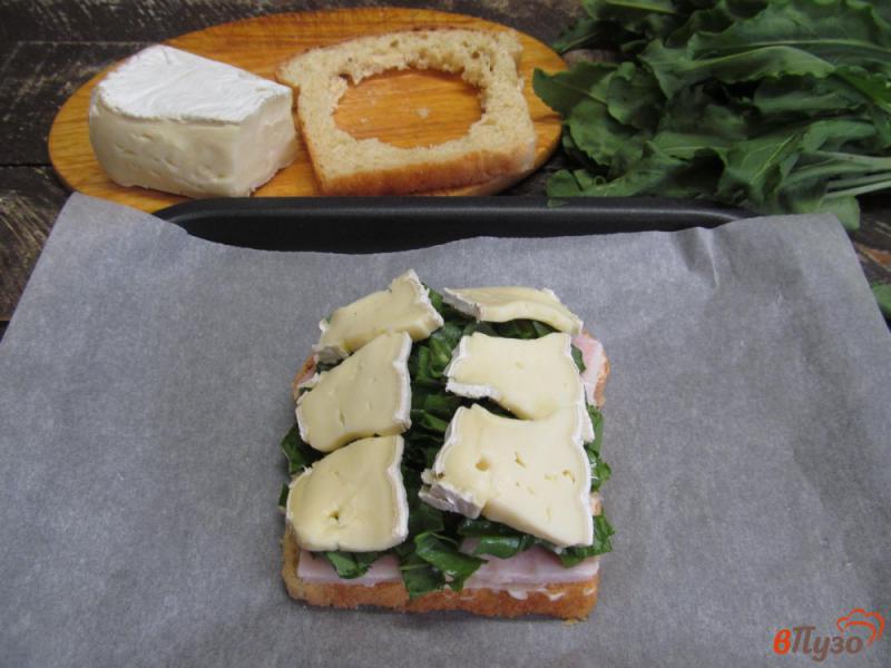 Фото приготовление рецепта: Сэндвич с яйцом сыром и щавелем шаг №6