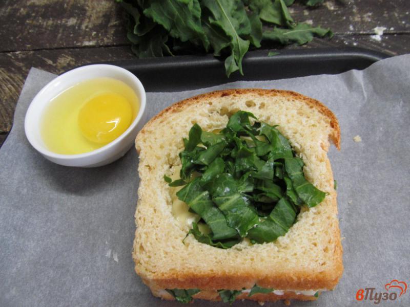 Фото приготовление рецепта: Сэндвич с яйцом сыром и щавелем шаг №7