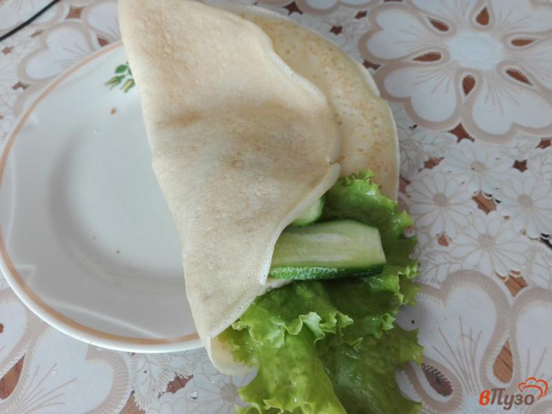 Фото приготовление рецепта: Закусочный конвертик из блина с зеленью и сыром шаг №6