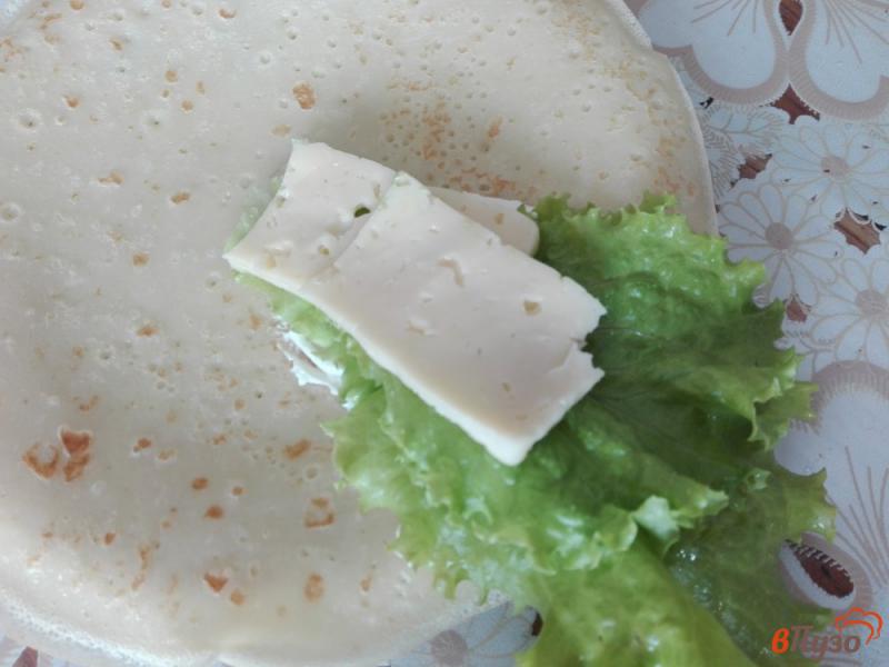 Фото приготовление рецепта: Закусочный конвертик из блина с зеленью и сыром шаг №4