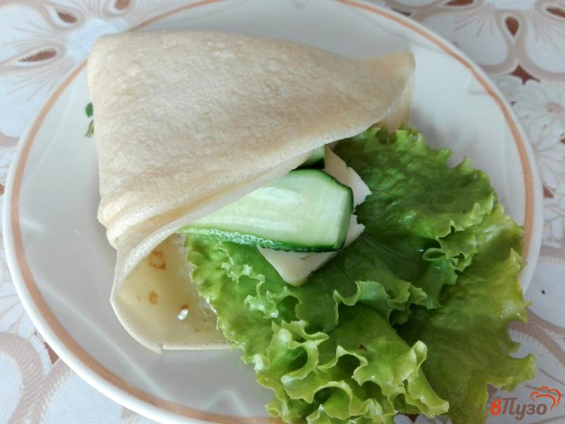 Фото приготовление рецепта: Закусочный конвертик из блина с зеленью и сыром шаг №7