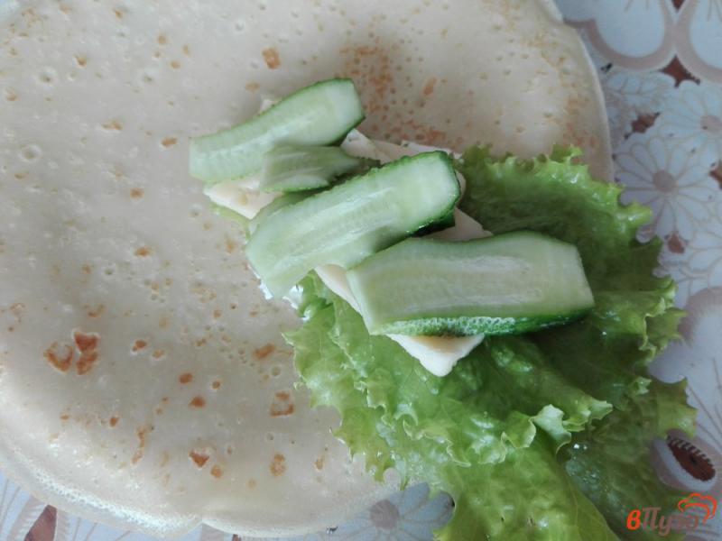 Фото приготовление рецепта: Закусочный конвертик из блина с зеленью и сыром шаг №5