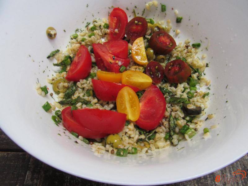 Фото приготовление рецепта: Легкий салат из булгура с фетой гранатом и томатом шаг №5