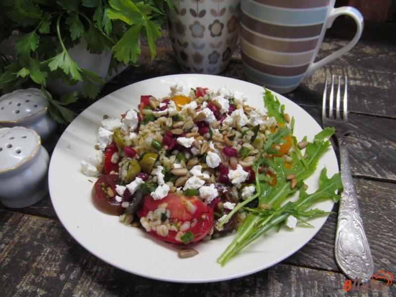 Фото приготовление рецепта: Легкий салат из булгура с фетой гранатом и томатом шаг №7