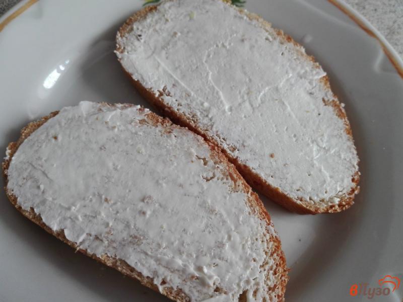 Фото приготовление рецепта: Бутерброды со сливочным сыром и кровяной колбасой шаг №2