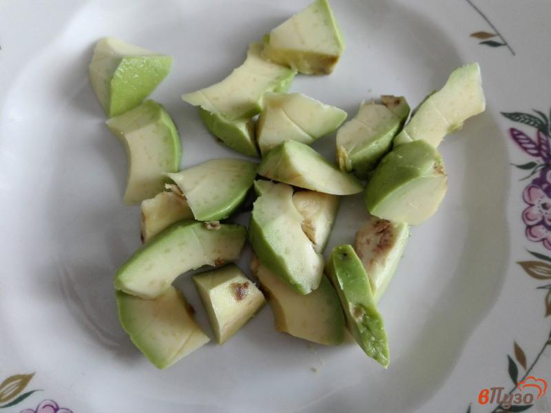 Фото приготовление рецепта: Салат из авокадо с творожным сыром, помидорами и сухариками шаг №1