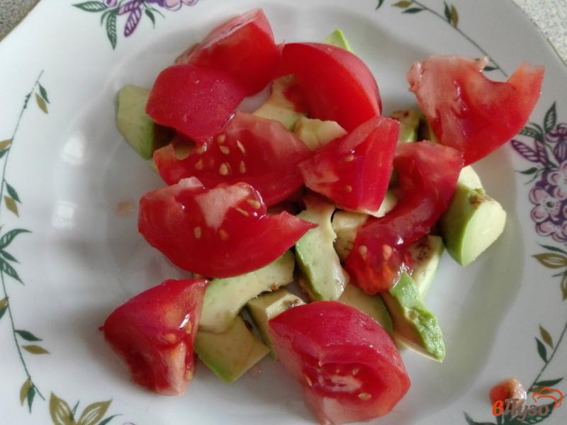 Фото приготовление рецепта: Салат из авокадо с творожным сыром, помидорами и сухариками шаг №2