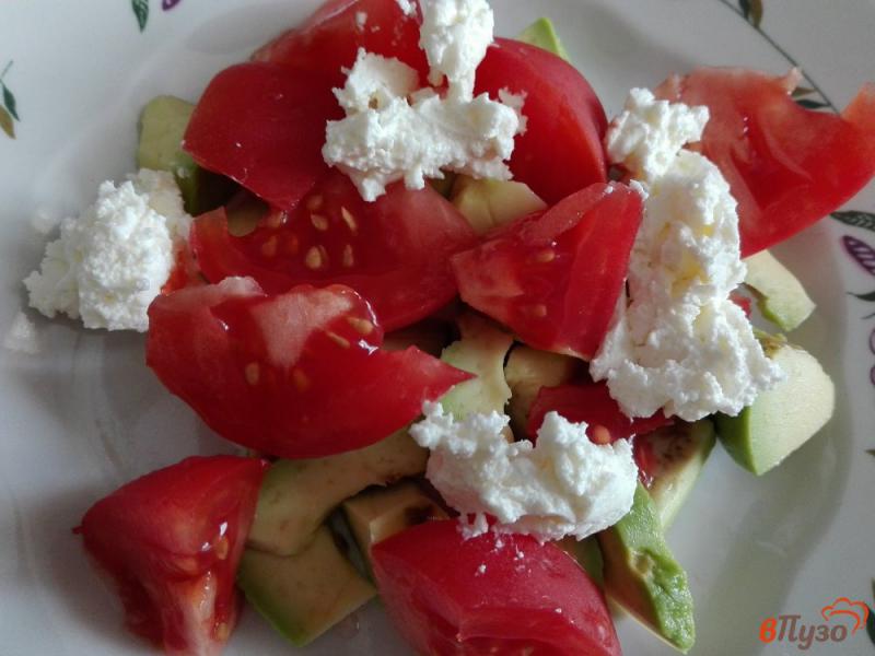 Фото приготовление рецепта: Салат из авокадо с творожным сыром, помидорами и сухариками шаг №3
