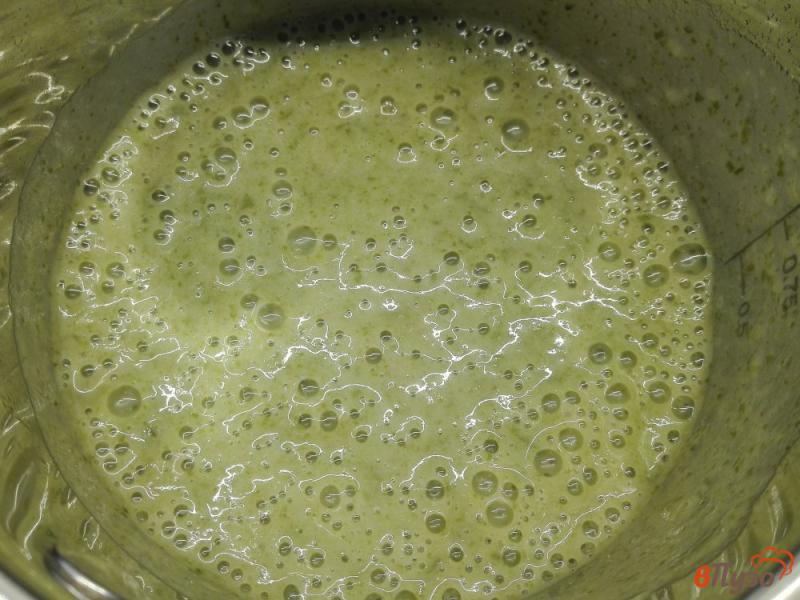 Фото приготовление рецепта: Зеленый овощной крем-суп со сметаной шаг №6