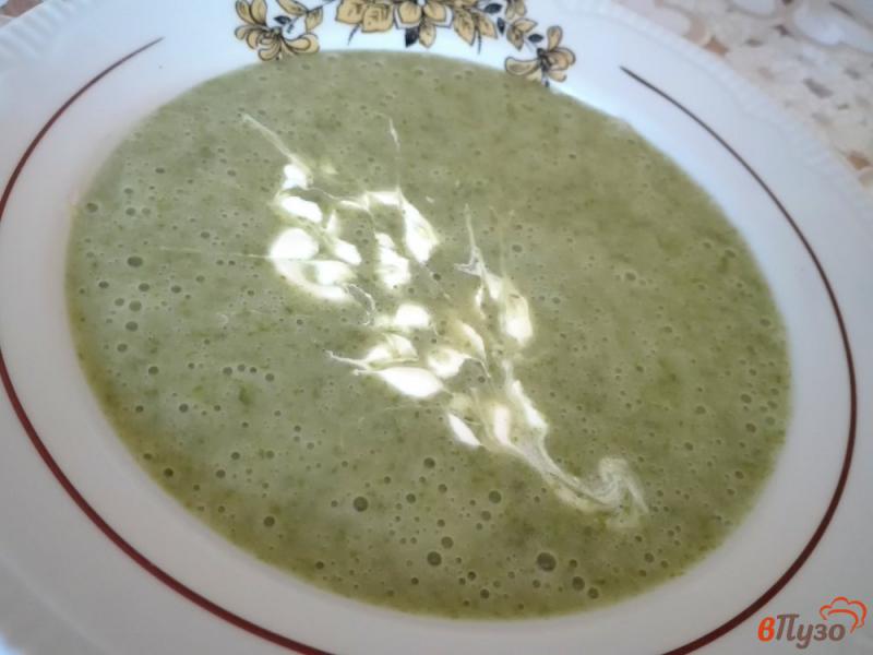 Фото приготовление рецепта: Зеленый овощной крем-суп со сметаной шаг №7