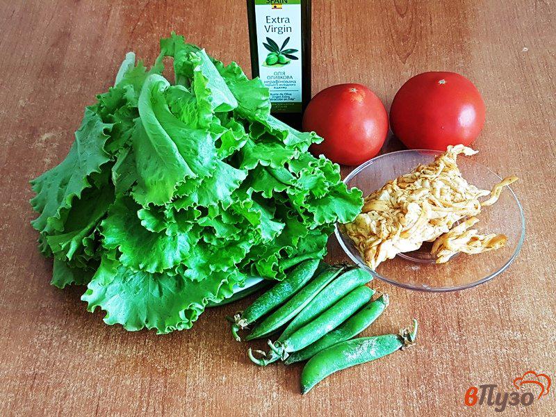 Фото приготовление рецепта: Салат из помидоров, зеленого горошка и сулугуни шаг №1