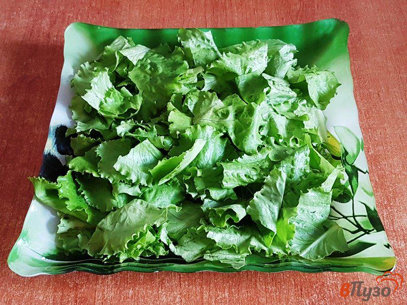 Фото приготовление рецепта: Салат из помидоров, зеленого горошка и сулугуни шаг №2