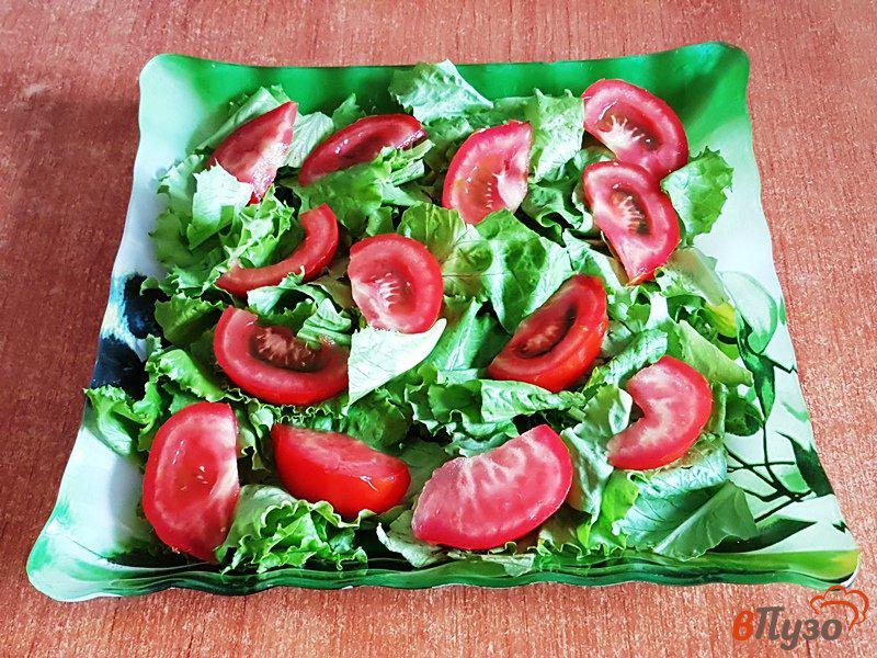 Фото приготовление рецепта: Салат из помидоров, зеленого горошка и сулугуни шаг №4