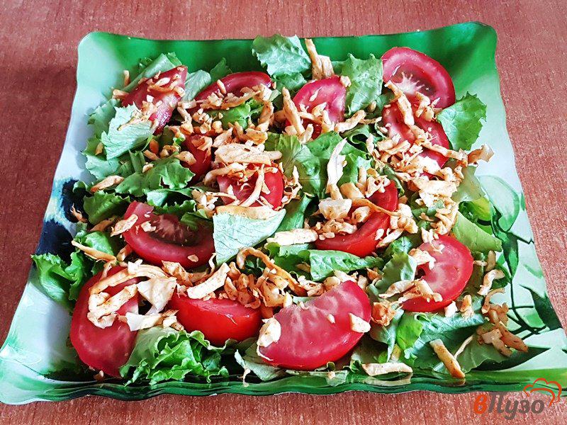 Фото приготовление рецепта: Салат из помидоров, зеленого горошка и сулугуни шаг №5
