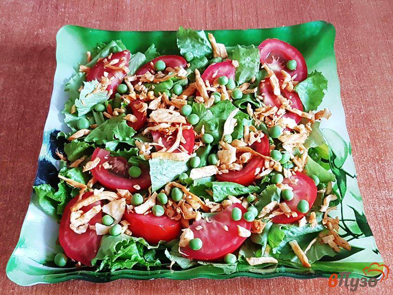 Фото приготовление рецепта: Салат из помидоров, зеленого горошка и сулугуни шаг №6
