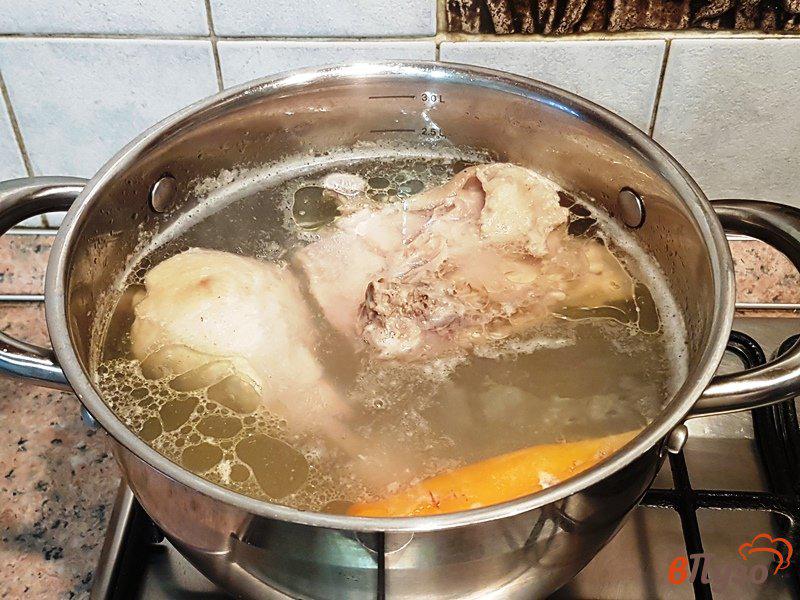 Фото приготовление рецепта: Куриный суп с макаронами шаг №2