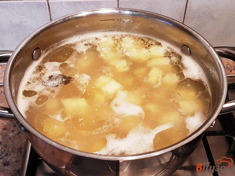 Фото приготовление рецепта: Куриный суп с макаронами шаг №3