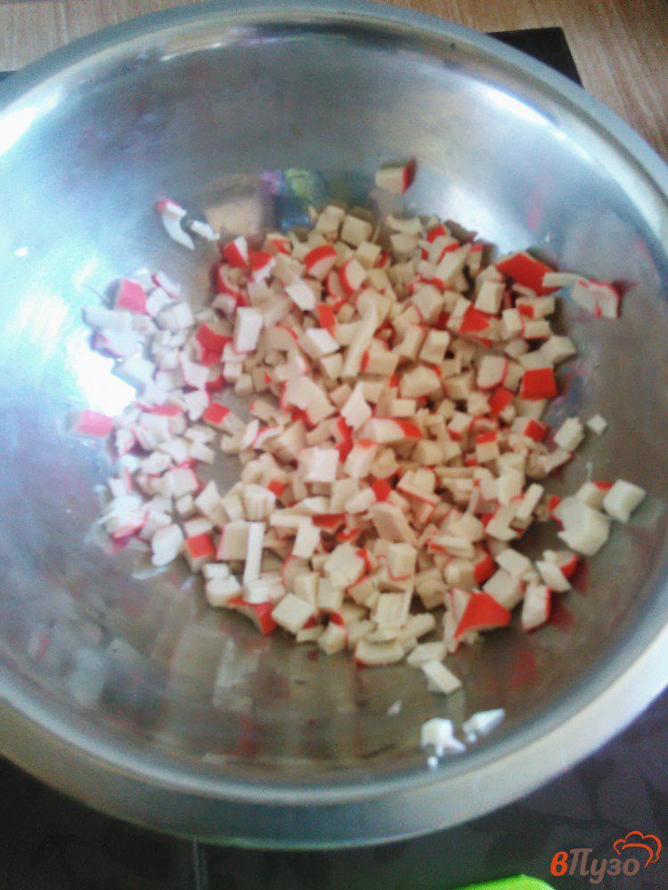 Фото приготовление рецепта: Салат с крабовыми палочками и фасолью шаг №1