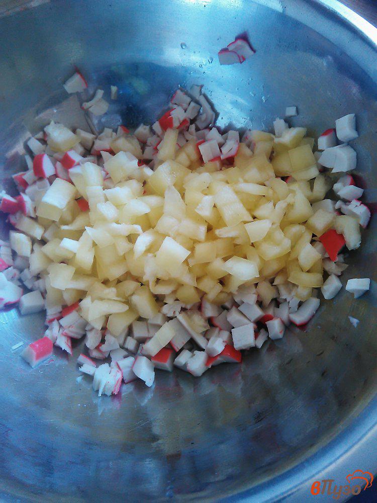 Фото приготовление рецепта: Салат с крабовыми палочками и фасолью шаг №3