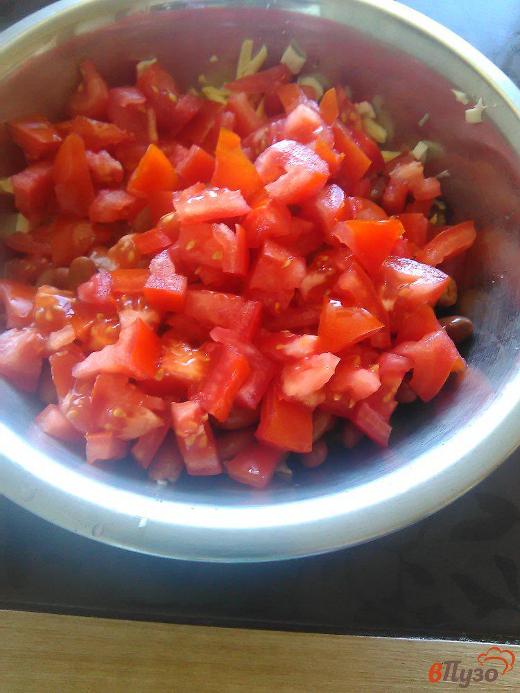 Фото приготовление рецепта: Салат с крабовыми палочками и фасолью шаг №6