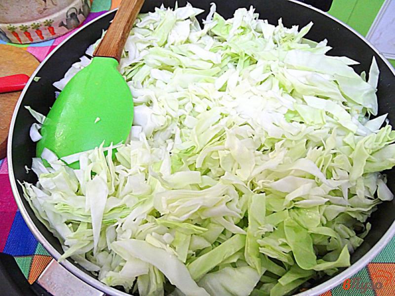Фото приготовление рецепта: Оладьи из капусты и кабачка шаг №3